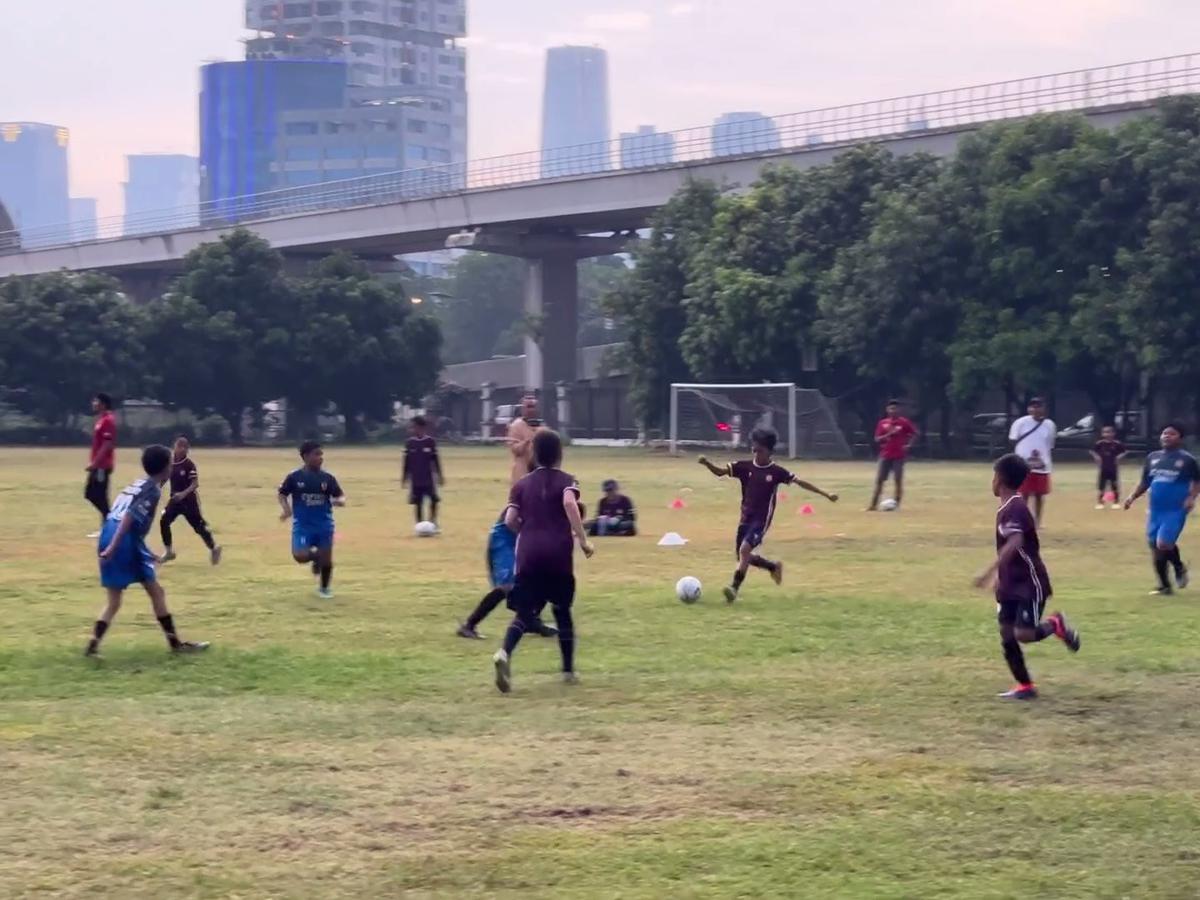 Aksi Kala Madali Anak Zaskia Adya Mecca Tanding Bola di Lapangan, Teman Setim dan Lawan Laki-Laki Semua