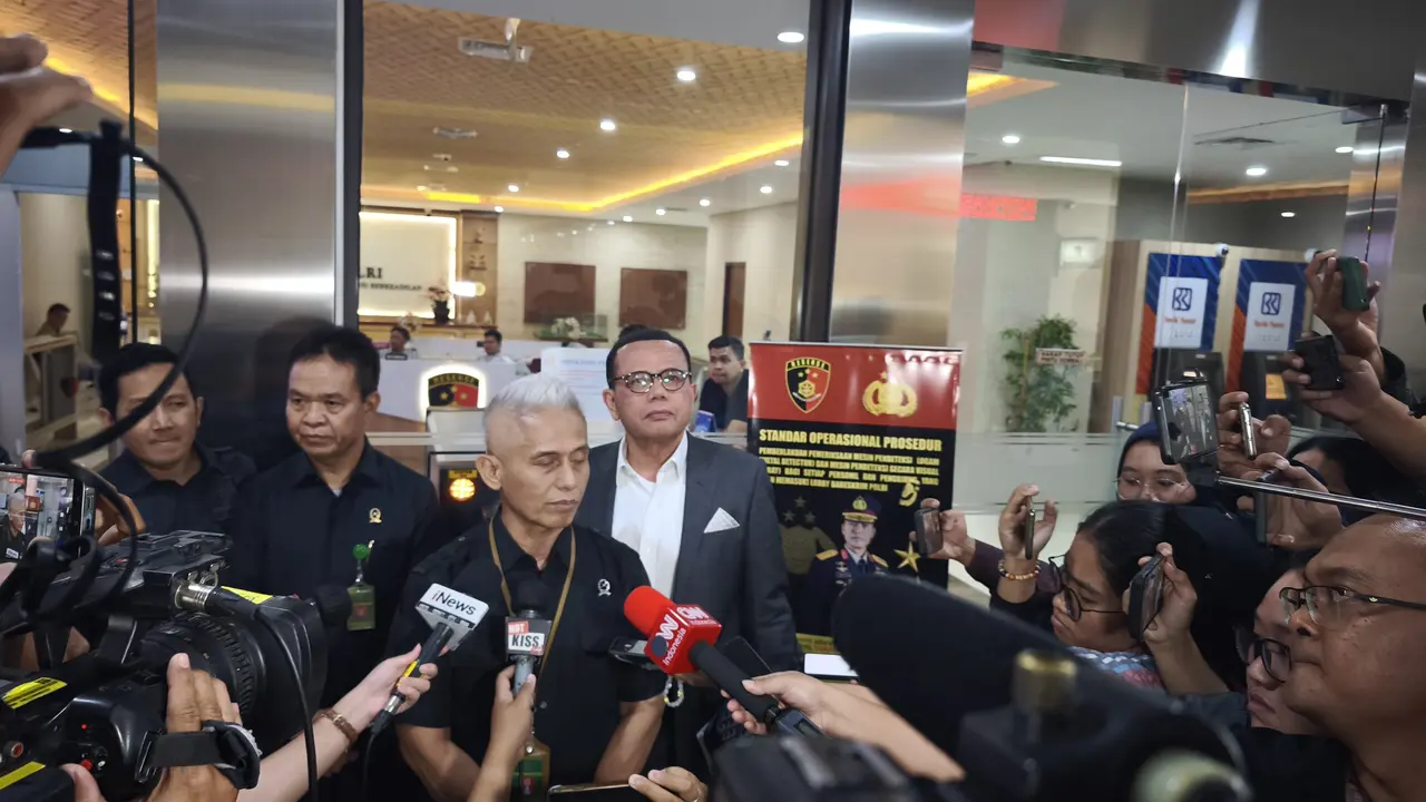 Humas Pengadilan Negeri Jakarta Utara (PN Jakut) Maryono resmi melaporkan pengacara Razman Arif Nasution dan kawan-kawannya (dkk) ke Bareskrim Polri, Jakarta, Selasa (11/2/2025). (Liputan6.com/Nanda Perdana Putra)