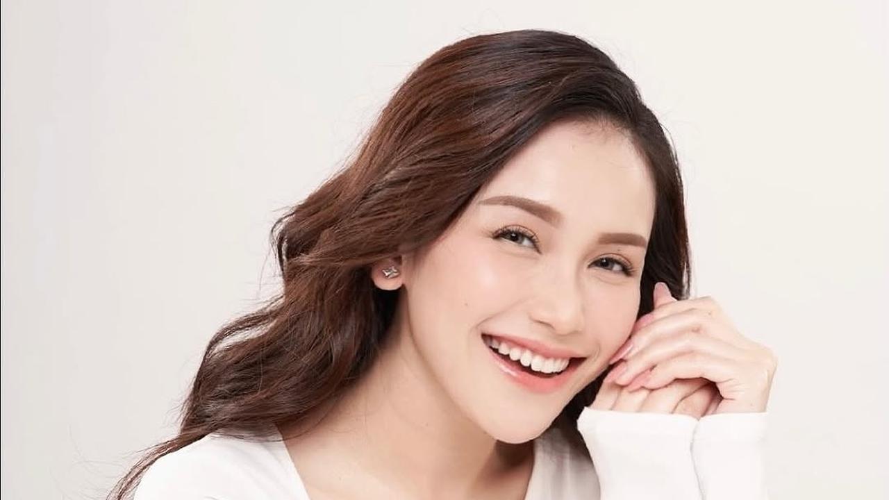Potret Ayu Ting Ting dalam Balutan Baju Putih dan Makeup Natural, Tampak Flawless