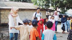 Aktif ikut beragam kegiatan di luar negeri hingga dalam negeri, konten kreator asal Palembang ini jadi inspirasi banyak orang. Sosoknya sukses bikin salut netizen karena berani utarakan pendapatnya soal isu yang tengah ramai lewat konten Beropini di YouTube. Lewat konten ini, Gitasav ajak netizen berdiskusi dan membuka pikirannya soal isu-isu yang tabu dan jarang dibahas. (Liputan6.com/IG/@gitasav)