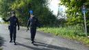 Polisi Ceko berpatroli di perbatasan dengan Slovakia dekat Stary Hrozenkov, Republik Ceko, Kamis, 29 September 2022. Pemeriksaan perbatasan antara kedua negara dihapuskan ketika mereka bergabung dengan zona Schengen pada 2007 lalu. (AP Photo/Petr David Josek)