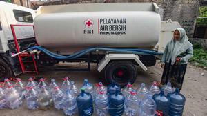 PMI Distribusikan Air Bersih bagi Korban Kekeringan di Depok