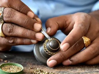 Perajin membuat komponen dari sebuah kalung di bengkelnya di Vakurta, pinggiran Dhaka, Bangladesh, 10 Februari 2020. Vakurta merupakan sebuah lokasi yang sangat terkenal dengan perhiasan dan ornamennya dibuat perajin lokal menggunakan metode turun-temurun dari generasi ke generasi. (Xinhua/Stringer)