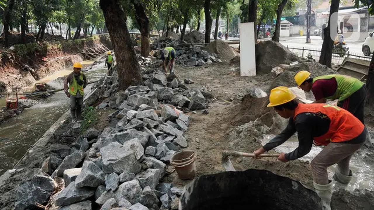 Ditarget Rampung September 2025, Seperti Ini Progres Perbaikan Turap Pecahan Kali Ciliwung