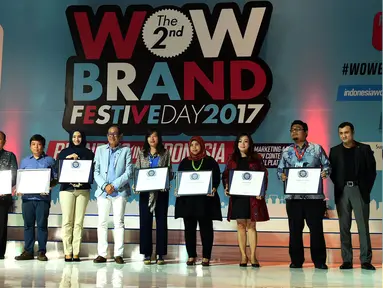 Pemimpin Redaksi Liputan6.com Mohamad Teguh (keempat kiri) menerima penghargaan di acara The 2nd WOW Brand Festive Day 2017 di Jakarta, Kamis (9/3). Lebih dari 700 brand leader dan marketing enthusiats berkumpul dalam acara ini (Liputan6.com/ Johan Tallo)
