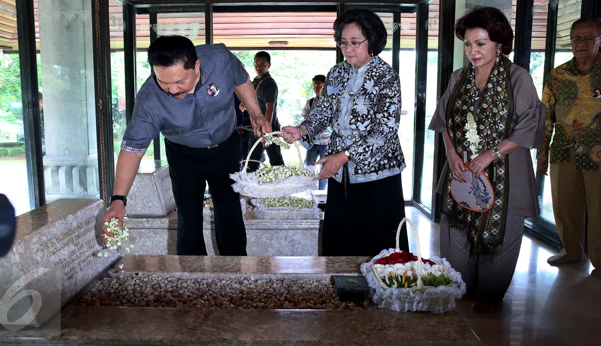 Putri Pertama Bung Hatta, Meutia Hatta (kanan) bersama Mantan Kepala Bin Hendro Priyono melakukan tabur bunga di makam Bung Hatta saat peringatan mendiang Bung Hatta ke - 37, Jakarta, Selasa (14/2). (Liputan6.com/Johan Tallo)