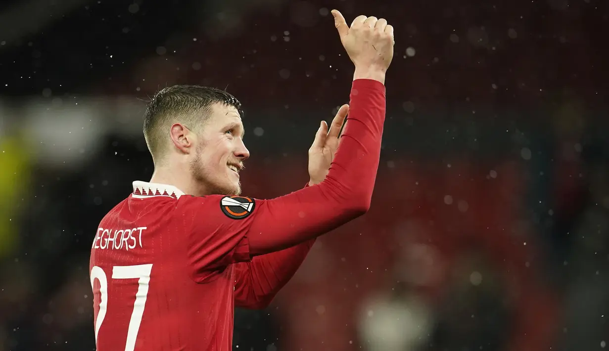 Selebrasi striker Manchester United, Wout Weghorst usai laga leg pertama babak 16 besar Liga Europa 2022/2023 menghadapi Real Betis di Old Trafford Stadium, Manchester (9/3/2023). Didatangkan MU untuk menggantikan peran Cristiano Ronaldo, Wout Weghorst yang dipinjam dari Burnley sebenarnya ingin mengenakan nomor punggung 9 sebagai identitas seorang striker. Namun karena nomor tersebut masih menjadi milik Anthony Martial, ia memilih nomor 27, yang bila digabungkan setara dengan nomor 9. (AP Photo/Dave Thompson)