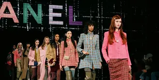 Chanel suguhkan koleksi Fall-Winter 2022/23 Ready-to-Wear pada hari terakhir Paris Fashion Week. Fashion show ini digelar pada Selasa 8 Maret 2022, hari terakhir dari seluruh rangkaian acara pekan mode dunia yang diadakan juga di New York, London dan Milan. (Foto: dok Chanel)