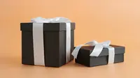 Ilustrasi kado, hadiah. (Foto oleh Max Fischer: https://www.pexels.com/id-id/foto/kotak-hitam-putih-di-atas-meja-kayu-coklat-5872362/)