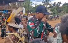 Tugas Selesai, Tangis Prajurit TNI Pecah saat Perpisahan dengan Warga Papua, Saling Hormat dan Peluk Hangat