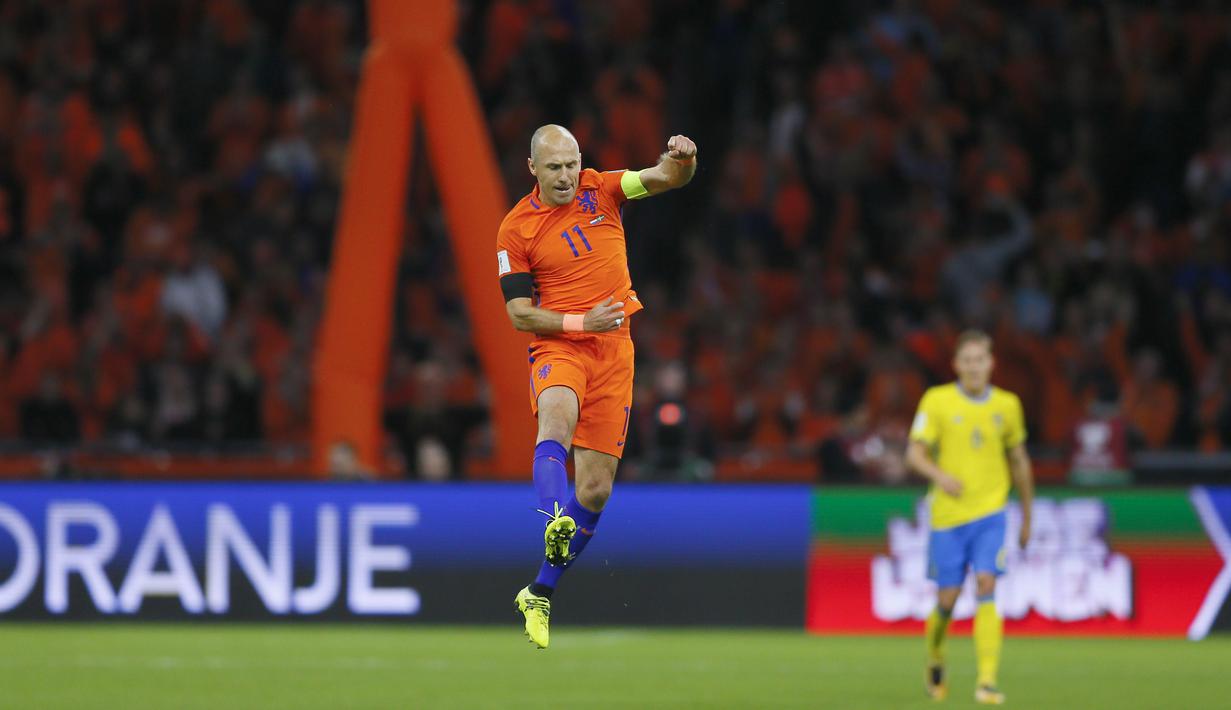 Selebrasi Arjen Robben usai membobol gawang Swedia pada kualifikasi Piala Dunia 2018 grup A di Amsterdam Arena, Amsterdam (10/10/2017). Belanda menang 2-0 . (AP/Peter Dejong)