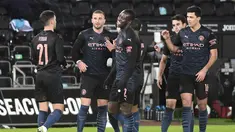 Bek Manchester City, Kyle Walker (kedua kiri) berselebrasi dengan rekan-rekannya usai mencetak gol ke gawang Swansea City pada laga perdelapan final Piala FA di di Liberty Stadium di Swansea, Wales, Kamis (11/2/2021). City menang tipis atas Swansea 1-0. (AFP/Pool/Rebbeca Naden)