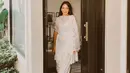 Baju lebaran serba putih dengan detail brukat sebagai outerwear dan inner dress berbahan slik sangat elegan untuk dikenakan oleh kamu, lho. (instagram/enzystoria)