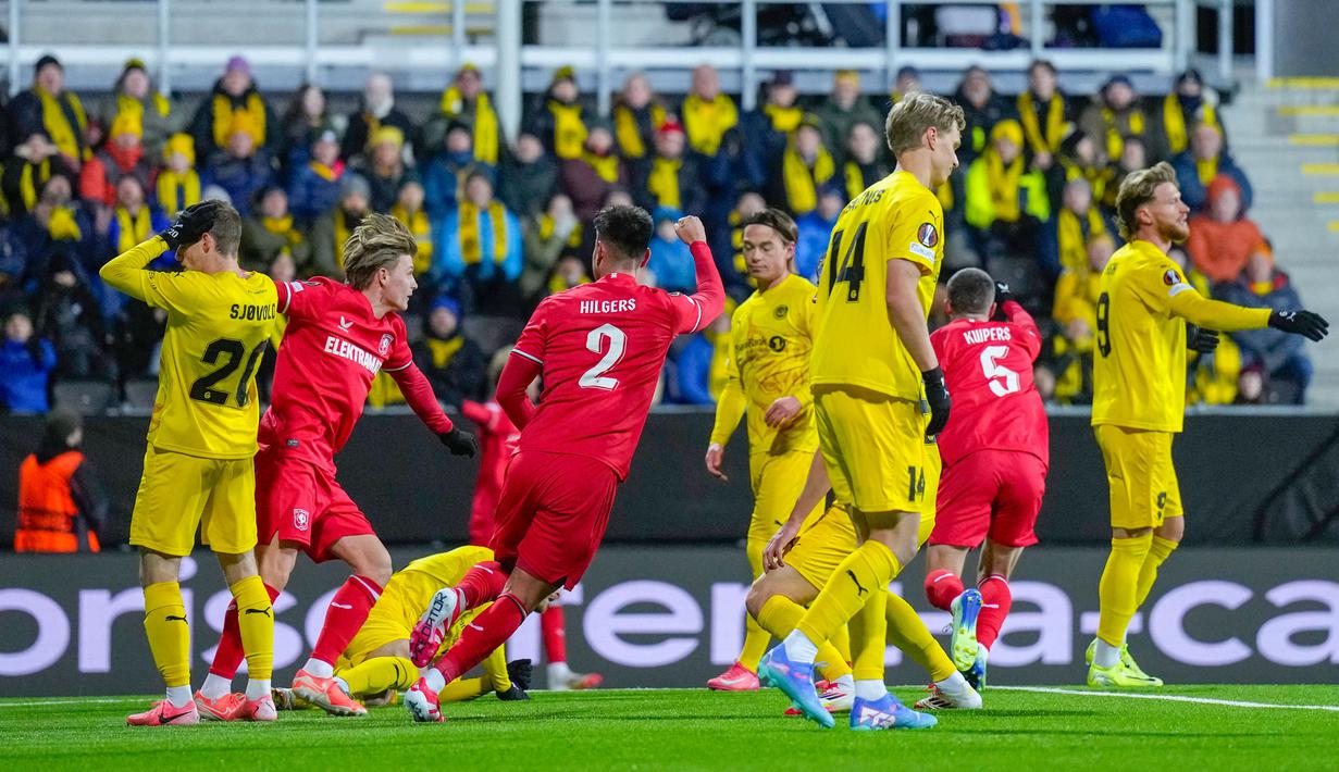 Petaka menimpa Mees Hilgers di awal injury time babak kedua. Dia salah mengantisipasi bola silang lawan dan justru membobol gawang sendiri dengan tandukannya. Bodo/Glimt memimpin 2-1. (Fredrik Varfjell/NTB Scanpix via AP)