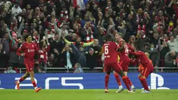 Gelandang Liverpool, Jordan Henderson berselebrasi dengan rekan satu timnya setelah pemain Villarreal Pervis Estupinan mencetak gol bunuh diri pada pertandingan leg pertama semifinal Liga Champions di stadion Anfield di Liverpool, Inggris, Kamis (28/4/2022). Liverpool menang atas Villarreal 2-0. (Peter Byrne/PA via AP)