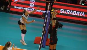 Pertandingan Timnas Voli Putri Indonesia U-21 melawan Argentina pada Kejuaraan Dunia Voli Putri U-21 2025 di Jawa Pos Arena, Surabaya, Selasa (12/8/2025). (PBVSI)