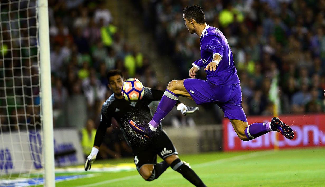 Striker Real Madrid, Cristiano Ronaldo, berusaha membobol gawang Real Betis pada laga La Liga di Stadion Benito Vilamarin, Seville, Minggu (15/10/2016). Madrid menang 6-1 atas Betis. (AFP/Cristina Quicler)