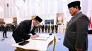 Tampak, Purbaya Yudhi Sadewa saat menandatangani nota pelantikan sebagai Menteri Keuangan menggantikan Sri Mulyani Indrawati. (Foto: Biro Pers Istana Kepresidenan)