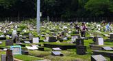 Suasana salah satu Tempat Pemakaman Umum (TPU) yang ada di Jakarta pada Rabu (5/11/2025). Krisis lahan pemakaman di Jakarta kian nyata. Tercatat, dari 80 Taman Pemakaman Umum (TPU) yang tersebar di lima wilayah Jakarta, 69 di antaranya telah penuh terisi. (Kapanlagi.com/Budy Santoso)
