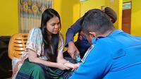 Cindy (30), warga Desa Sri Pendowo, Kecamatan Ketapang, Lampung Selatan, saat sedang proses pelepasan cincin yang menjepit jarinya hingga memgalami pembengkakan. (Liputan6.com/ Ardi Munthe)
