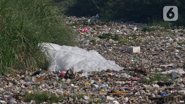 Kali di Kabupaten Bekasi Penuh Sampah