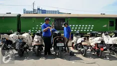 Pekerja menata sepeda motor yang akan dikirim melalui jasa pengiriman kereta api di Stasiun Jakarta Gudang, Rabu (16/7). PT KAI menyediakan 35 gerbong guna angkutan motor gratis lebaran tahun 2016. (Liputan6.com/Gempur M Surya)