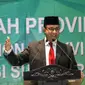 Gubernur DKI Jakarta Anies Baswedan foto bersama Kafilah Provinsi DKI Jakarta untuk mengikuti Musabaqah Tilawatil Quran (MTQ) Tingkat Nasional XXVII, Jakarta, Kamis (4/10). Anies berharap Kafilah DKI dapat meraih juara umum. (Liputan6.com/Faizal Fanani)