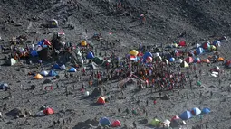 Ribuan pendaki melakukan upacara peringatan HUT RI ke-69 di Base Pasar Bubrah, Gunung Merapi, Jawa Tengah, (17/8/2014). (Liputan6.com/Helmi Fithriansyah)