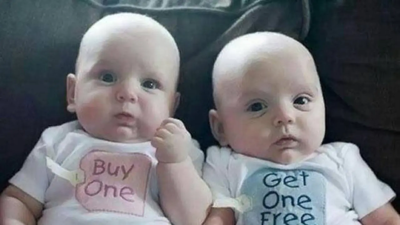 8 Pakaian 'Couple' Bayi Kembar Bakal Bikin Kamu Menjerit Gemas