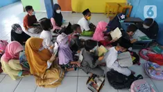 Anak-anak menghapal Al-Quran di Nabinatul Qur'an, Cinere,  Depok, Selasa (20/4/2021). Momentum bulan Ramadhan 14420 H dimanfaatkan anak-anak untuk membaca dan menghapal Al-Quran secara bersama-sama untuk menambah amalan ibadah puasa. (merdeka.com/Arie Basuki)
