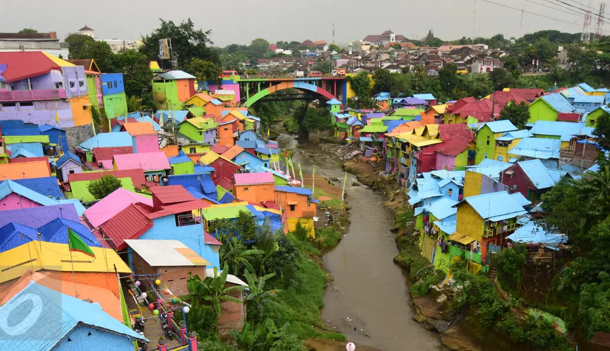 Suasana Kampung Jodipan Malang yang berada di bantaran sungai Brantas, Jawa Timur,  Kamis (5/1). Daerah ini dulu adalah pemukiman kumuh bahkan kampung tersebut termasuk dalam 11 pemukiman terkumuh di Indonesia. (Liputan6.com/Gholib)