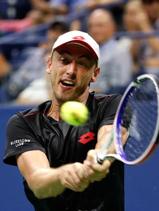 Petenis Australia, John Millman menggembalikan bola pukulan Roger Federer dari Swiss saat bertanding pada babak 16 besar AS Terbuka 2018 di New York, (4/9). Federer kalah dari John Millman 3-6, 7-5, 7-6 (9-7), 7-6 (7-3). (AP Photo/Jason DeCrow)