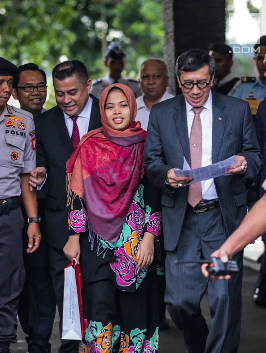 Siti Aisyah didampingi Menteri Hukum dan HAM Yasonna Laoly tiba di Bandara Halim Perdanakusuma, Jakarta, Senin (11/3). Jaksa Agung Malaysia menggunakan wewenangnya untuk tidak melanjutkan penuntutan. (Liputan6.com/Faizal Fanani)