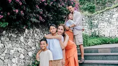 Oka Antara yang seorang aktor menikah dengan Rara Wiritanaya, presenter televisi dan bintang iklan yang berasal dari Bali. Pada tahun 2008 pernikahan tersebut dilangsungkap upacara pernikahan di Karangasem, Bali. Dalam 14 tahun pernikahannya, keduanya telah dikarunai tiga orang anak yang sudah tumbuh besar. (Liputan6.com/IG/@oks_antara)