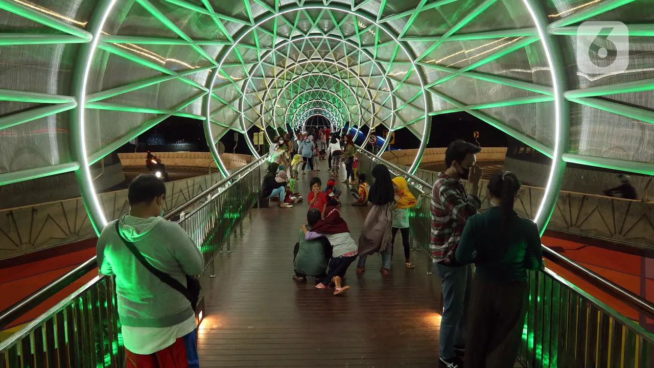FOTO: Warna-warni Lampu JPO Lintas Atas Lenteng Agung
