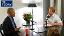 Mantan Presiden Amerika Serikat Barack Obama (kiri) ketika diwawancarai oleh Pangeran Harry dalam program Radio BBC 4 Today di London, Rabu (27/12). Pada wawancara tersebut Obama merasa tenang meninggalkan Gedung Putih. (BBC Radio 4 Today / PA via AP)