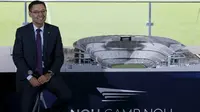 Presiden Barcelona, Josep Maria Bartomeu foto di depan maket Stadion Camp Nou , Barcelona, Spanyol (21/4). Barcelona membutuhkan biaya sebesar €600 juta dengan kapasitas stadion akan dinaikkan menjadi sebesar 105 ribu penonton. (REUTERS/Albert Gea)