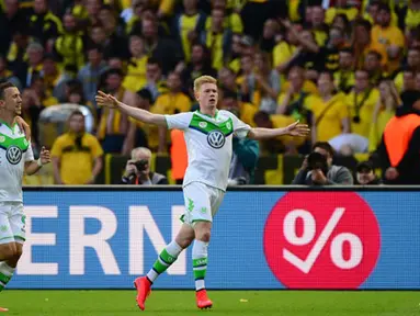 Kevin De Bruyne merayakan gol ke gawang Dortmund pada laga Piala Jerman di Berlin, Sabtu (30/5/2015). De Bruyne diprediksi akan menjalani debut bersama Manchester City pada laga pekan ini. (AFP Photo/John Macdougall)  
