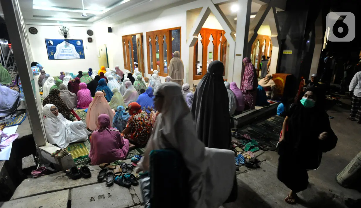 Menurut Menag, ketinggian hilal di seluruh wilayah Indonesia pada posisi antara 6 derajat 42 menit sampai 8 derajat 45 menit dan elongasi dan elongasi 7, 55 sampai 9,56 menit.  (merdeka.com/Arie Basuki)
