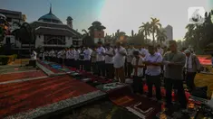 Aparatur Sipil Negara (ASN) mengikut sholat sunah Istisqa atau meminta hujan di Lapangan Balai Kota Depok, Jawa Barat, Rabu (4/10/2023). (merdeka.com/ Arie Basuki)