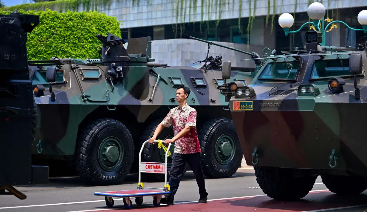 Panglima Tentara Nasional Indonesia (TNI), Jenderal Agus Subiyanto menyebut ada 100.000 prajurit yang dikerahkan untuk keseluruhan operasi pengamanan. (BAY ISMOYO/AFP)