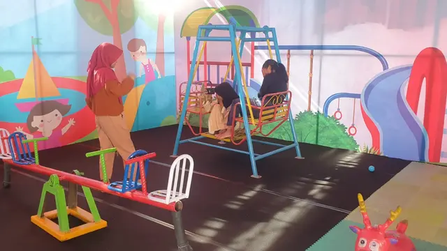 Pospam ‘Transformer’ Limbangan, Kabupaten Garut, Jawa Barat didesaian khusus dengan menghadirkan tokoh robot transformer untuk memanjakan pemudik lebaran 2023, terutama anak-anak. (Liputan6.com/Jayadi Supriadin)