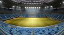 Pemandangan di dalam stadion sepak bola dengan kursi berwarna biru dan rumput lapangan stadion akan menjadi tuan rumah untuk beberapa pertandingan sepak bola Piala Dunia 2018 di St.Petersburg, Rusia, (29/12/2016). (AP Photo / Dmitri Lovetsky)