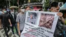 Ratusan imigran Afghanistan jalan kaki menuju Kedubes Kanada di Jakarta, Senin (13/12/2021). Dengan membawa spanduk dan poster, mereka menuntut UNHCR dan IOM segera memproses penempatan mereka ke negara tujuan seperti Kanada, Australia, Selandia Baru maupun AS. (Liputan6.com/Faizal Fanani)