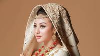 Tampil menawan dalam balutan baju adat Minang, Margin Wieheerm banjir pujian. Polesan makeup natural membuat pesona artis kelahiran 8 Juli 2000 ini semakin terpancar, apalagi dengan tudung yang dikenakannya. Tudung yang merupakan bagian dari pakaian adat Minang ini bernama tingkuluak talakuang. (Liputan6.com/IG/@marginw)
