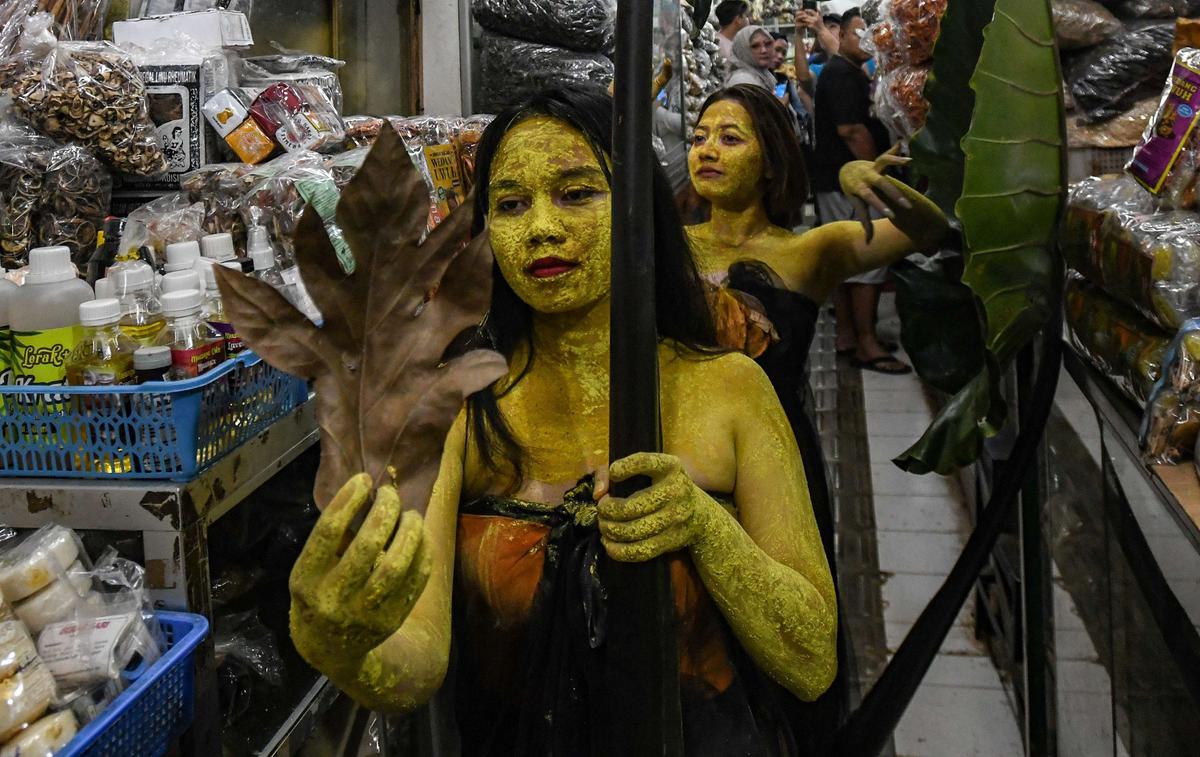 Aksi penari tampil di tengah pasar tradisional