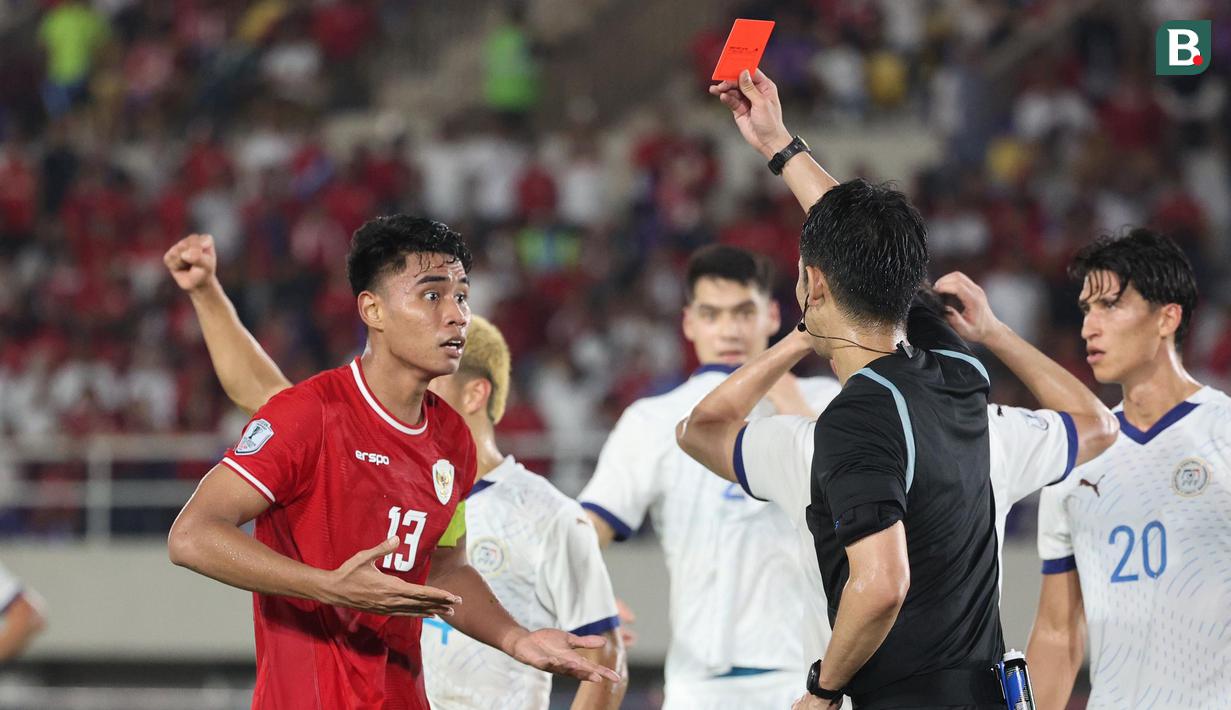 <p>Pemain Timnas Indonesia, Muhammad Ferarri mendapatkan kartu merah dari wasit Takasaki Koji pada laga Grup B Piala AFF 2024 melawan Filipina yang berlangsung di Stadion Manahan, Solo, Jawa Tengah, Sabtu (21/12/2024). (Bola.com/Abdul Aziz)</p>