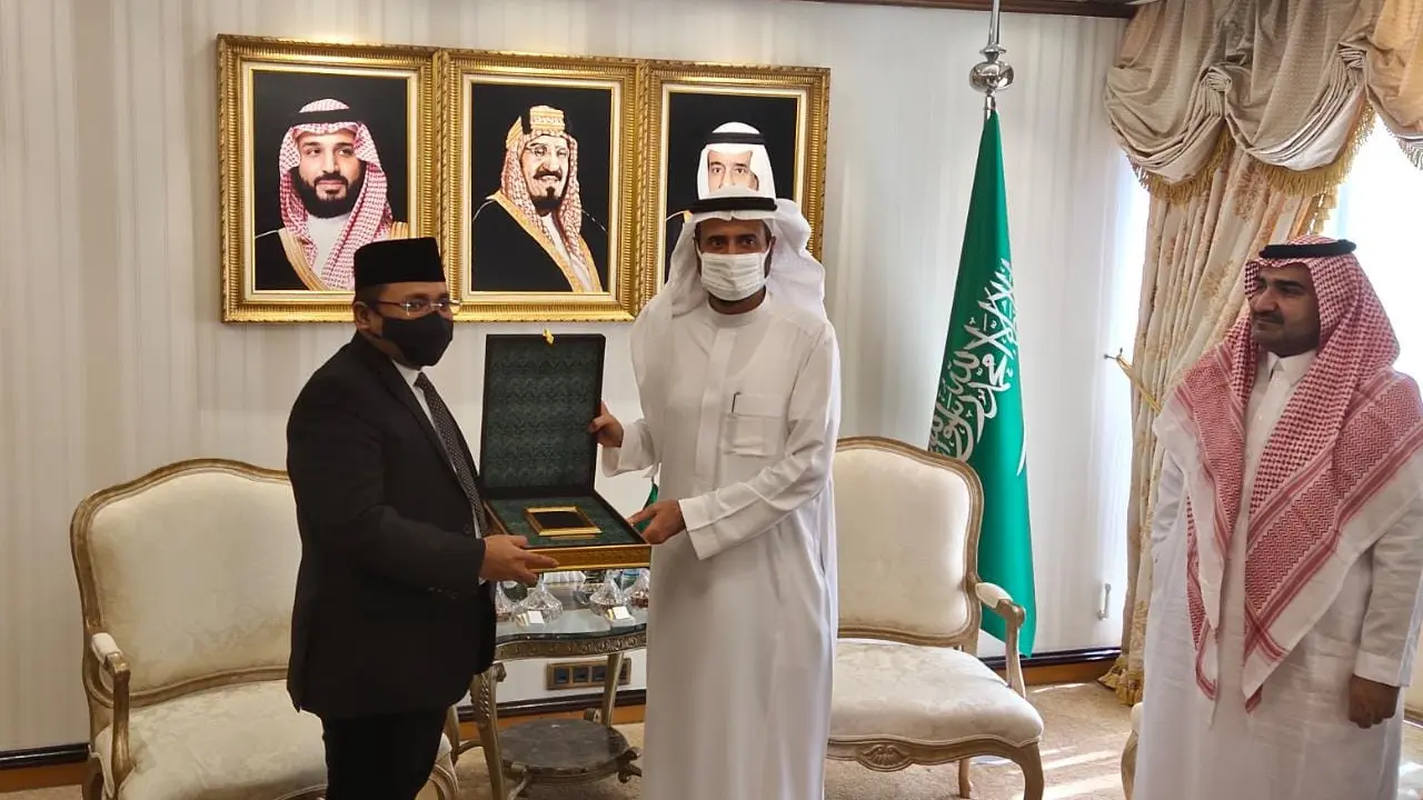 Menteri Agama Yaqut Cholil Qoumas bertemu dengan Menteri Haji dan Umrah Arab Saudi Tawfiq F. Al-Rabiah. Pertemuan berlangsung di Kantor Kementerian Haji dan Umrah, Jeddah, Arab Saudi. (Dok. Kemenag/Liputan6.com)