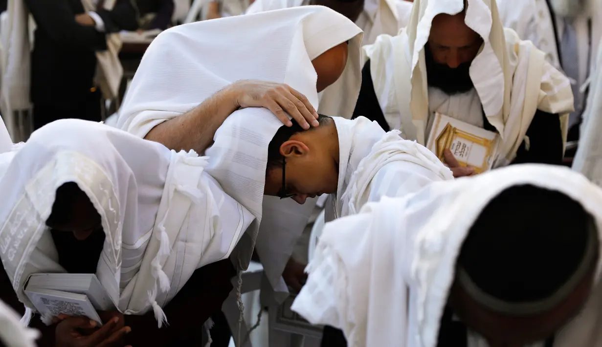 Suasana saat ribuan umat Yahudi menggelar doa di Tembok Barat Kota Tua Yerusalem, Senin (2/4). Ritual mengingat penderitaan bangsa Israel saat eksodus dari Mesir ini dilakukan dengan menahan diri dari makan produk makanan beragi. (MENAHEM KAHANA/AFP)