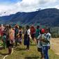 Upacara adat bakar batu dan doa bersama untuk dukungan pencarian helikopter MI 17 yang hilag kontak di Oksibil Papua. (Liputan6.com/Katharina Janur/Kodam Cenderawasih)